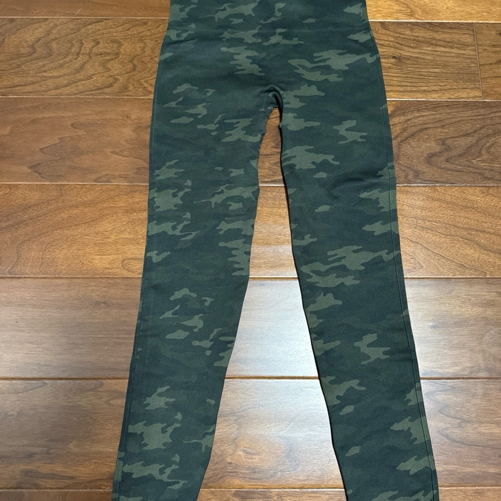 SPANX Women's Dark Green Camo Leggings